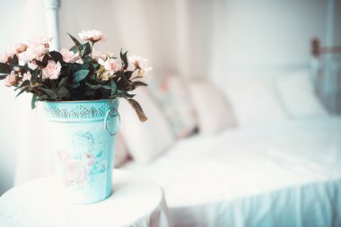 Doğal çiçek buketi ve dekorasyon eşyaları evde.