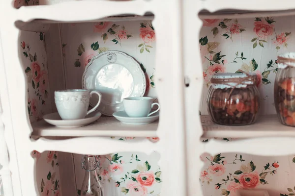 Красивый Белый Винтажный Шкаф Керамической Посудой Висит Стене — стоковое фото