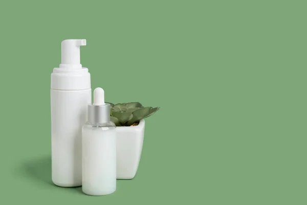 Foam container and bottle with serum on a green background.