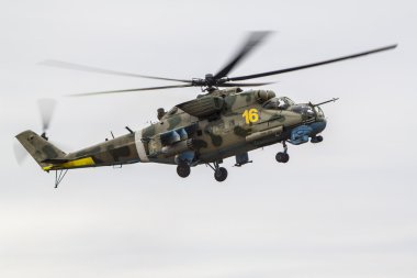 Askeri helikopter havada.