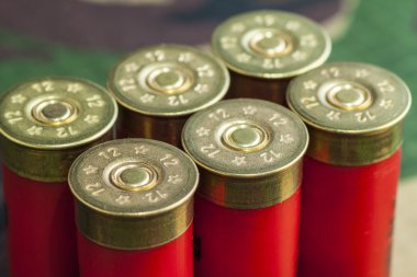 kamuflaj zemin üzerine eski avcılık kartuşları