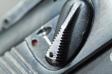  Askeri kamuflaj arka plan üzerinde ateşli silah tabanca