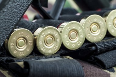  Askeri kamuflaj arka plan üzerinde ateşli silah tabanca