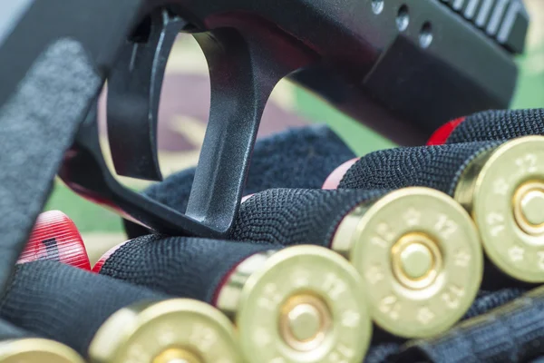 Pistola de arma de fogo em fundo camuflagem militar — Fotografia de Stock