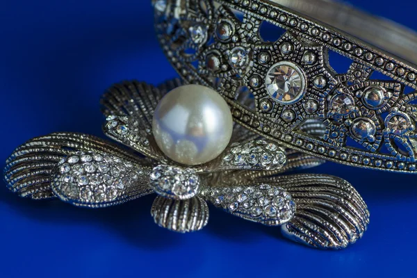 Broche con una perla y una pulsera — Foto de Stock