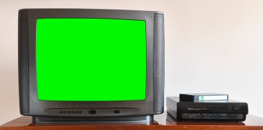 Ekrana yeni görüntüler eklemek için yeşil ekran, duvar kağıdı arka planına VCR eklemek için eski siyah vintage TV.