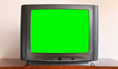 Ekrana yeni görüntüler eklemek için yeşil ekranlı eski siyah vintage TV.