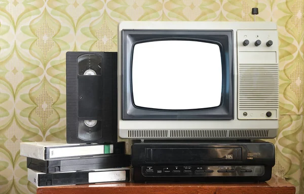 Ekrana yeni görüntüler eklemek için beyaz ekranlı eski gümüş renkli televizyon, duvar kağıdı arka planında VCR.