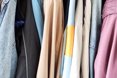 1980 'lerden ve 1990' lardan kalma dış giyim kuşakları üst üste asılıyor..