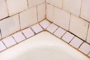 Eski banyodaki toprak ve küf harç ve muslukların yanındaki fayanslar. Duvarlarda eski plastik fayanslar.
