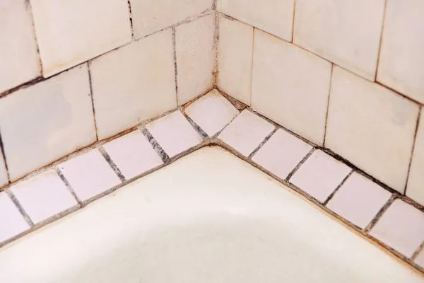 Suciedad Moho Viejo Baño Lechada Azulejos Cerca Los Grifos Antiguos — Foto de Stock