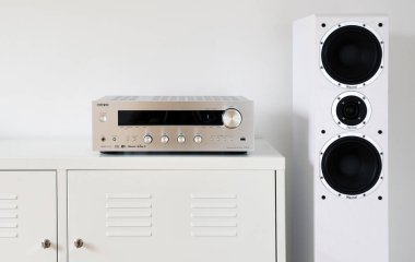Belarus, Brest - 24 Haziran, Onkyo Network Stereo Alıcısı - 8250 ve stereo hoparlörleri MAGNAT SHADOW.PHILIPS 43PUS6501 TV.IKEA.