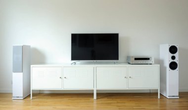 Belarus, Brest - 24 Haziran, Onkyo Network Stereo Alıcısı - 8250 ve stereo hoparlörleri MAGNAT SHADOW.PHILIPS 43PUS6501 TV.IKEA.