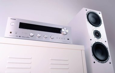 Belarus, Brest - 24 Haziran, Onkyo Network Stereo Alıcısı - 8250 ve stereo hoparlörleri MAGNAT SHADOW.PHILIPS 43PUS6501 TV.IKEA.