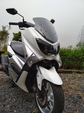  Madeira, Portekiz. 12 Ağustos 2019: Yamaha NMAX 125.Scooter Madeira Adası dağlarına park etti..