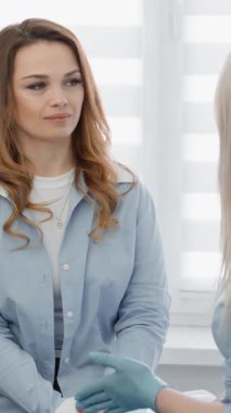 Yetenekli bir kozmetolog müşterisiyle çeşitli tedavi seçeneklerini tartışır, kişiselleştirilmiş cilt rutinlerini vurgular ve randevu boyunca rahatlık ve memnuniyeti sağlar