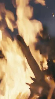 Sıcak bir kamp ateşi sahnesi, yanan alevler ve çatırdayan odunlarla çevrili, cızırdayan marşmelovları, sevdikleriyle birlikte neşeli açık hava buluşmalarının ve nostaljinin özünü yakalıyor.