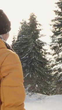 İki arkadaş güneşli bir ormanda karlı bir günün tadını çıkarıyorlar. Birbirlerine sevinçle kartopu atıyorlar. Kış eğlencesinin, kahkahaların ve değerli arkadaşlıklarının tadını çıkarıyorlar.