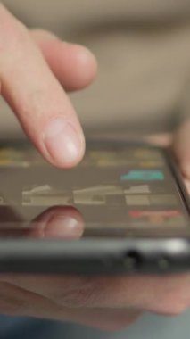 Görüntü, modern teknolojinin hayatımızdaki hayati rolünü vurgulayan akıllı telefonu dinleyen elleri gösteriyor. Uygulamaları ve mesajları izlemekten internete girmeye ve diğerleriyle bağlantı kurmaya kadar.