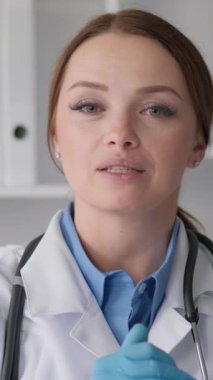 İyi korunan bir klinik ortamda, uzman bir sağlık uzmanı, eldiven ve steteskop takarak, etkili bir hasta bakımı ve tedavisi için gerekli teknikleri gösterir.