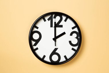 Duvar saati saat iki yönünde.