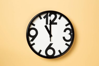  Duvar saati 11 yönünde.