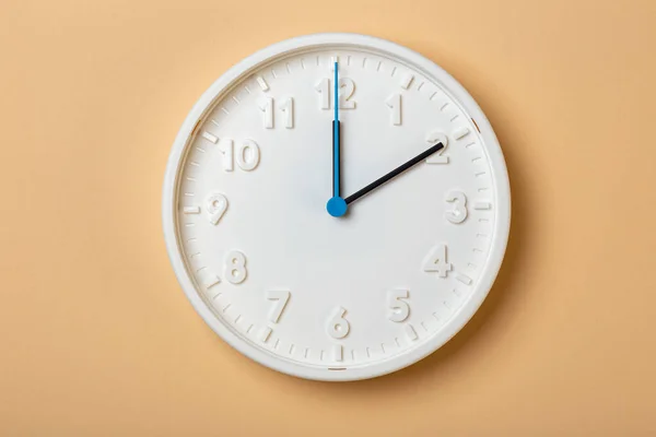 Белые настенные часы с голубой подержанной рукой — стоковое фото