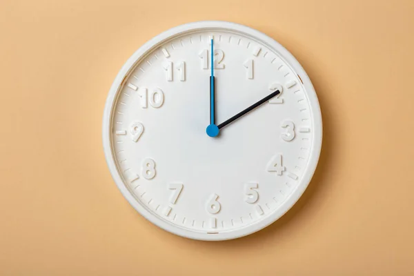 Reloj de pared blanco con segunda mano azul —  Fotos de Stock