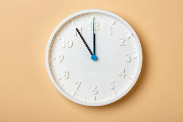 Relógio de parede branco com segunda mão azul — Fotografia de Stock