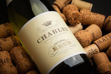 Şarap mantarları arasında Chablis şişesi yakın plan etiketi