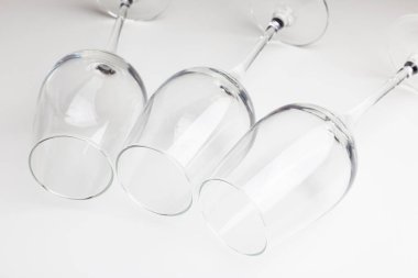 Hafif arka planda şarap bardakları