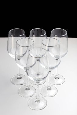 Şarap kadehleri grubundan zarif bir heykel.