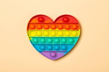 POP IT oyuncağı anti-stres kalp şeklinde gökkuşağı rengi