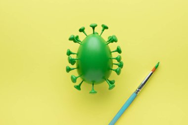 Coronavirus olarak süslenmiş Paskalya yumurtası. Yaratıcı kavram