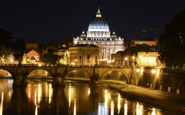 Arka planda San Pietro ile Roma gece görünümü