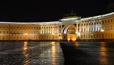 Saray Meydanı Saint Petersburg'daki gece görünümü
