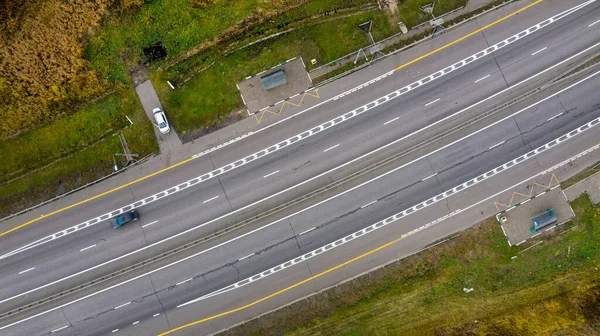 高速公路交叉口 超速行驶的汽车和卡车的空中视图 — 图库照片