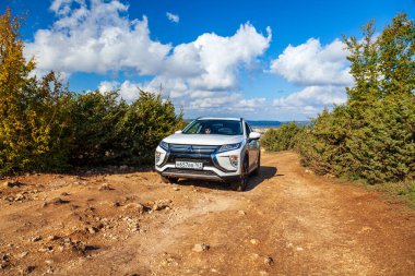 Mitsubishi Eclipse Cross, off-road kavşağı, yolda taşlarla test sürüşü, Ukrayna, Kırım, 18 Ekim 2020.