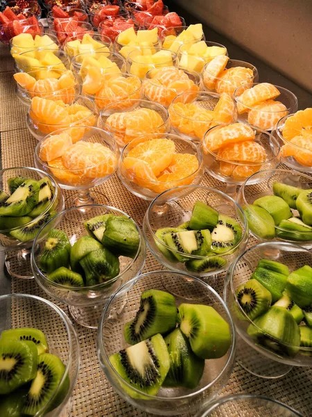 Buffet Plato Frutas Mandarina Piña Pomelo Kiwi —  Fotos de Stock