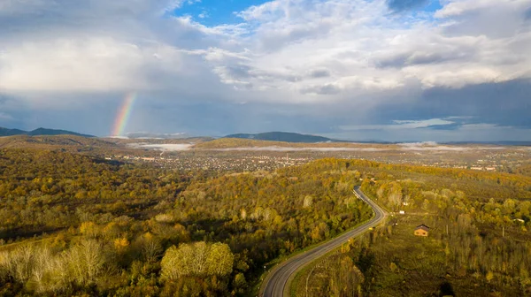 Arco Íris Sobre Uma Pequena Cidade Nas Montanhas — Fotografia de Stock