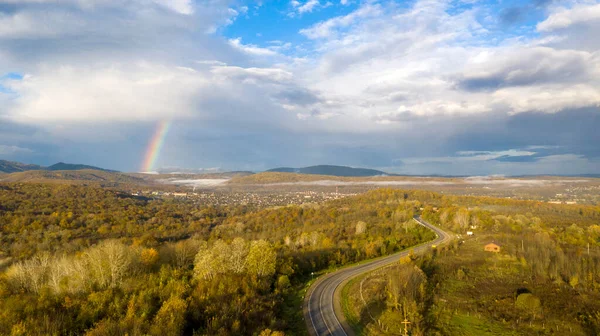 Arco Íris Sobre Uma Pequena Cidade Nas Montanhas — Fotografia de Stock