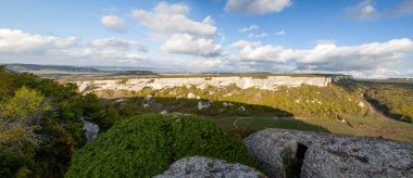 Ukrayna. Kırım. Bakhchisarai. Kırım 'ın arkeolojik anıtları Eski-Kermen mağara kenti, panorama