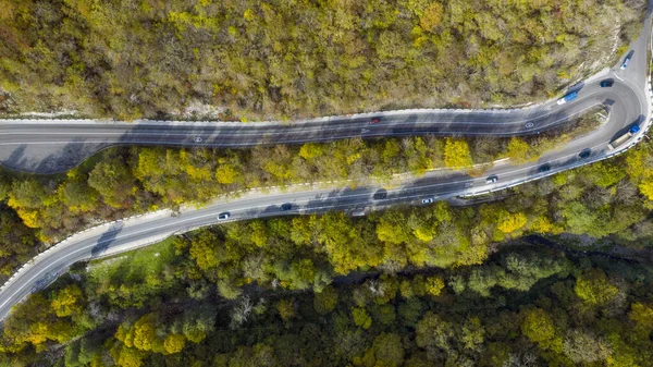 海沿いの山道 空中ビューウェイサイドリゾート Serpentine 背地の丘の側に秋の森と島の海辺に沿って道路の空中ビュー — ストック写真