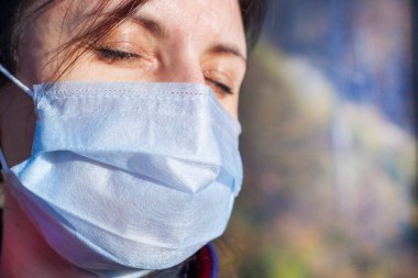 Koronavirüs karantinası kavramı, yeni virüs - covid-19, kadın maske takmaktan yoruldu, özgürce nefes almak istiyor, maske takmaya odaklanıyor.