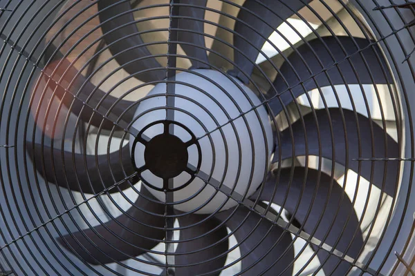 Karlı ülkede kayak merkezinde kar yapma makinesi. Kar makinesi, top, üfleyici, kayak baharda, kayak merkezi için kar yapma makinesi