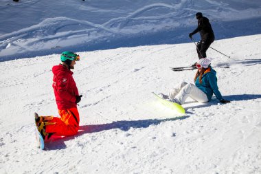 Rusya, Soçi, 1 Aralık 2017 - Kayak merkezi, eğitmen genç bir kıza kayak sezonunun açılışını öğretiyor.