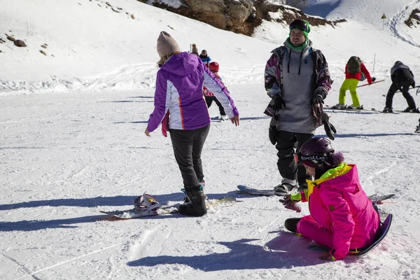 러시아 2017 리조트 강사가 소녀에게 스키를 가르치고 — 스톡 사진