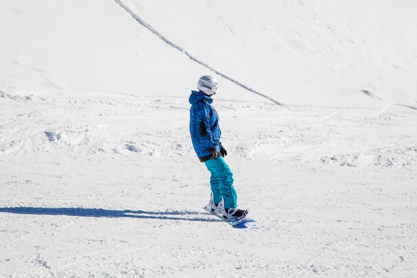 Otwarcie Ośrodka Narciarskiego Młoda Dziewczyna Snowboardzie Tle Gór Rosja Soczi — Zdjęcie stockowe