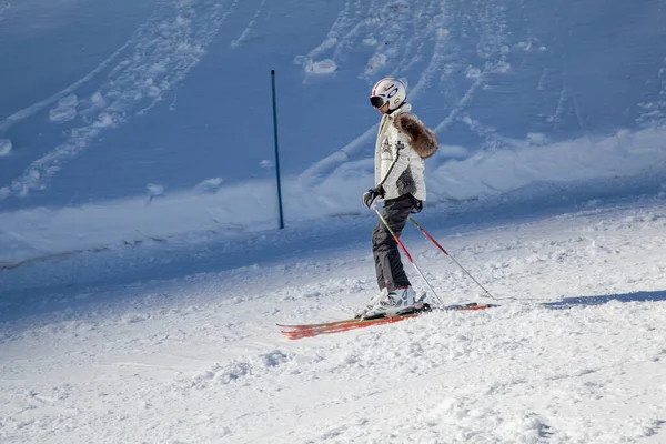 俄罗斯索契 2017年12月1日 一座滑雪胜地开幕 一位年轻女子在高山背景下滑雪板上 — 图库照片