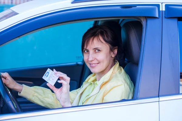 면허증을 아름다운 운전대에 선글라스를 모습은 새로운 면허증을 — 스톡 사진